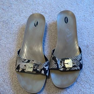 Dr. SCHOLL’S clogs